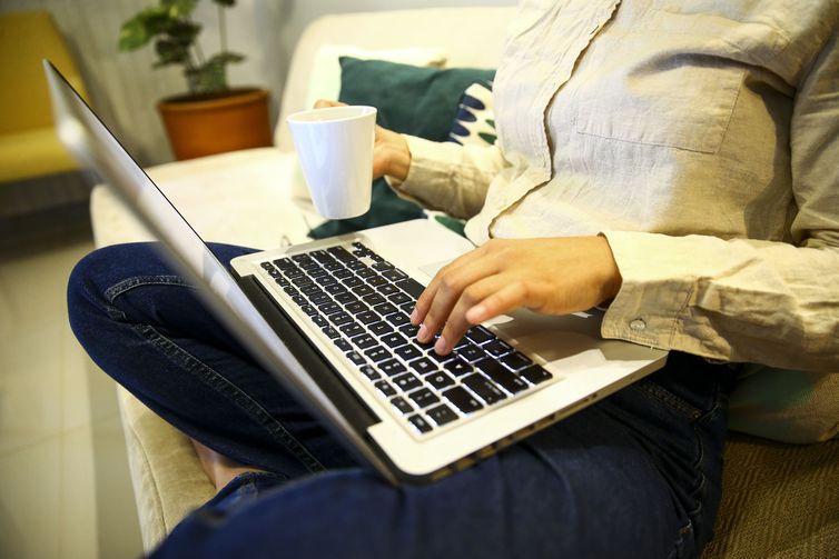 Servidora pública garante direito de realizar teletrabalho no exterior