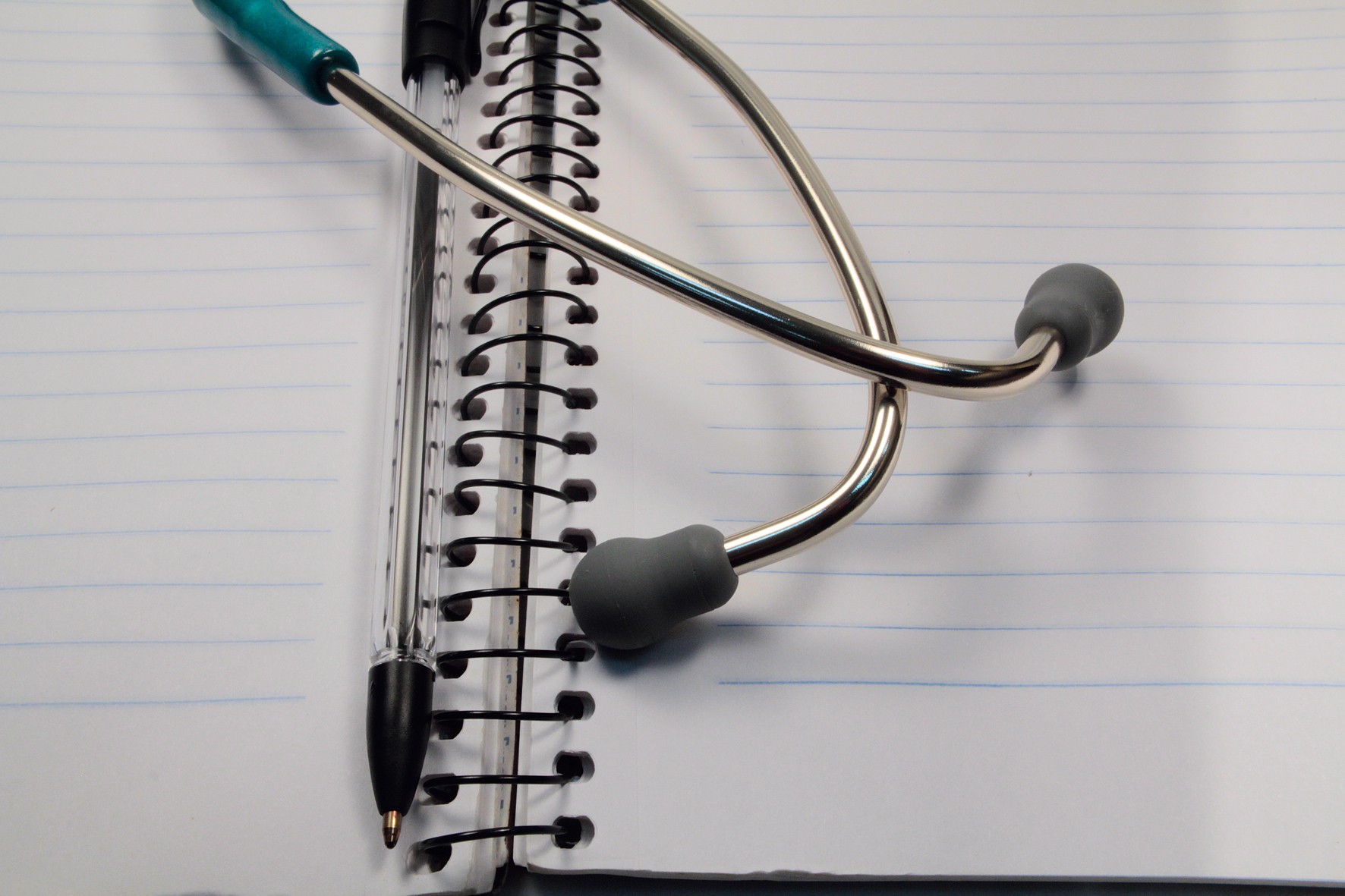 Justiça garante matrícula em curso de medicina para estudante que não concluiu ensino médio