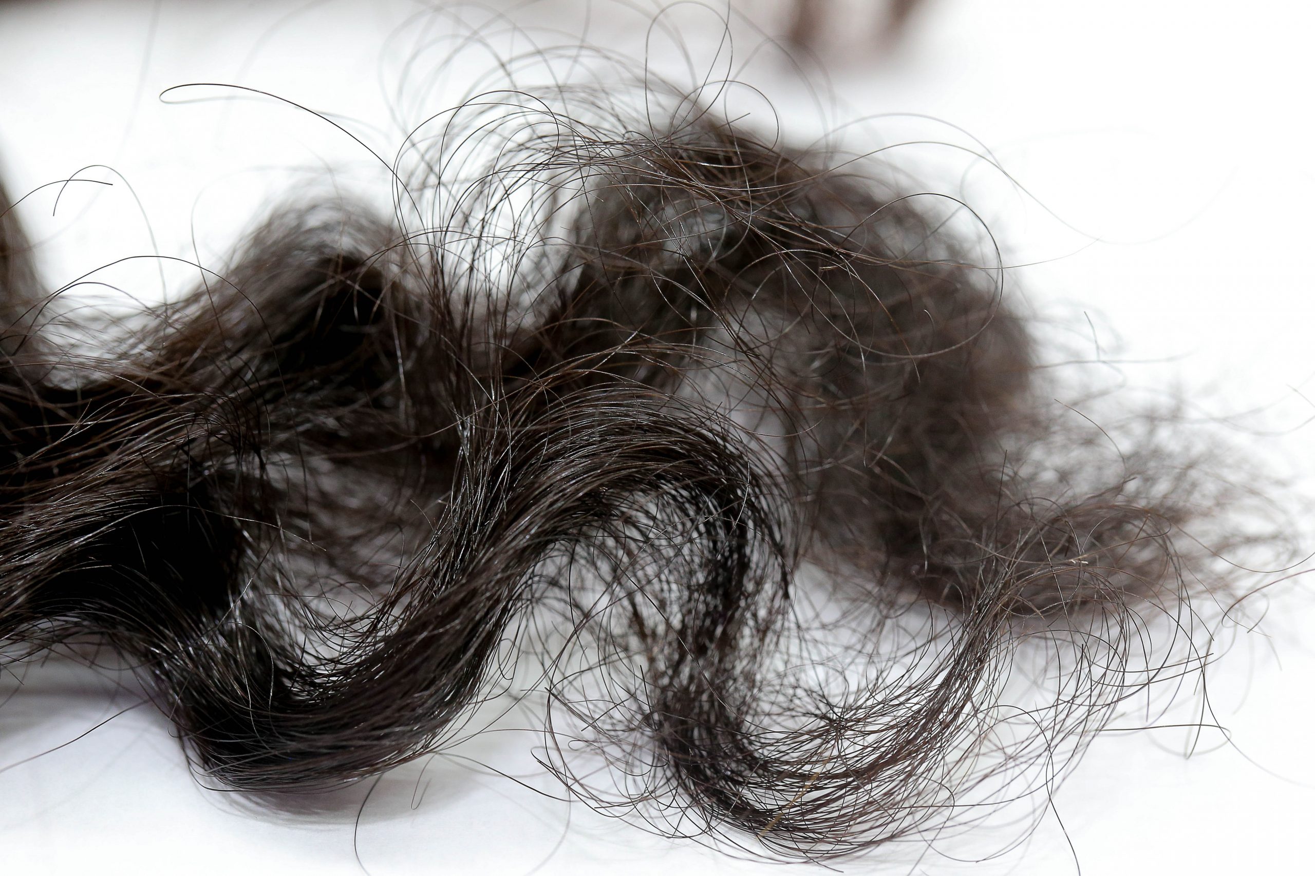 Consumidora será indenizada por perder cabelo ao usar produto para alisamento