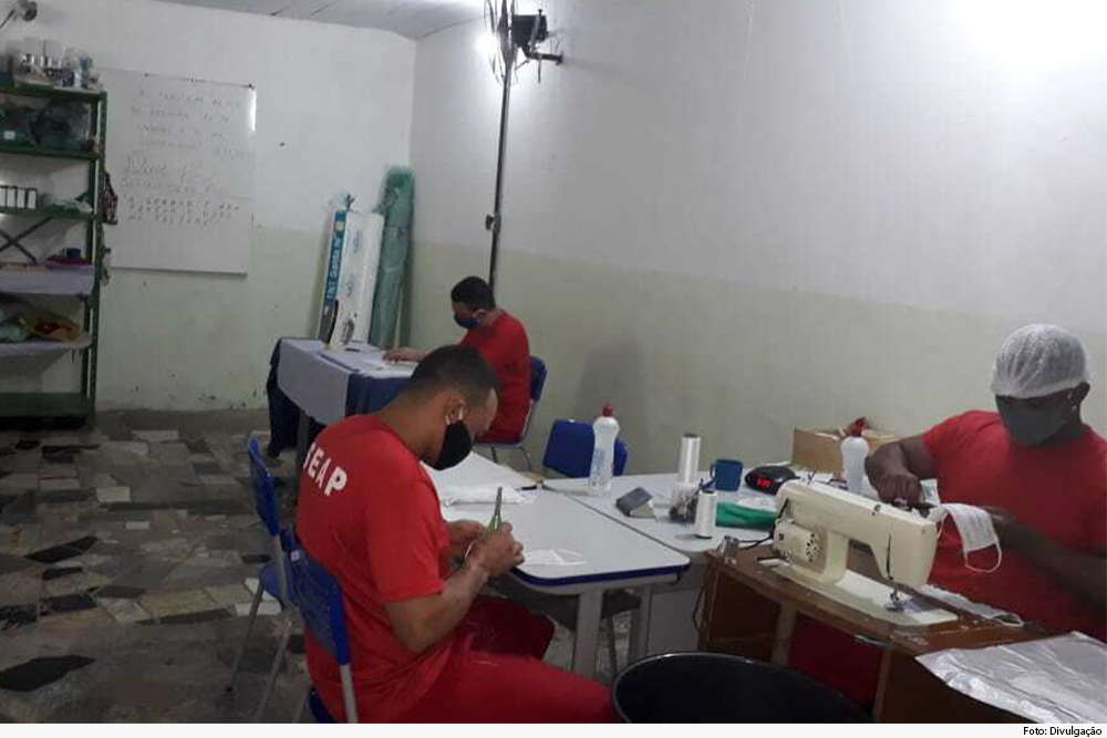 Detentos confeccionam máscaras para eleitores no Sul de Minas Gerais