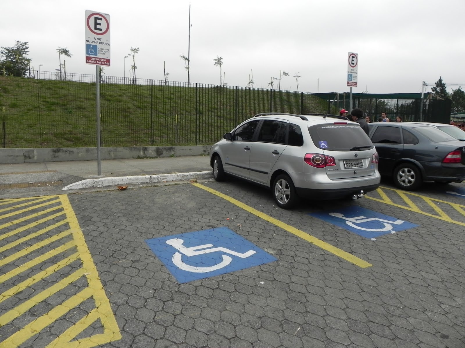 Justiça nega indenização por dano coletivo em estacionamento indevido em vaga de PcD
