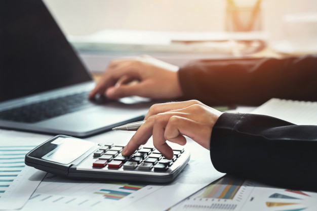 Projeto permite deduzir do IR serviços gratuitos de advocacia