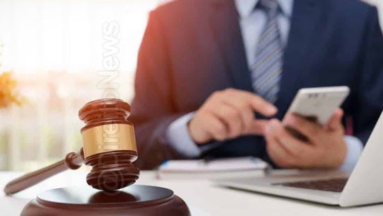 Diálogo de juiz e assessora ofendendo advogado e cliente vaza em sentença por engano