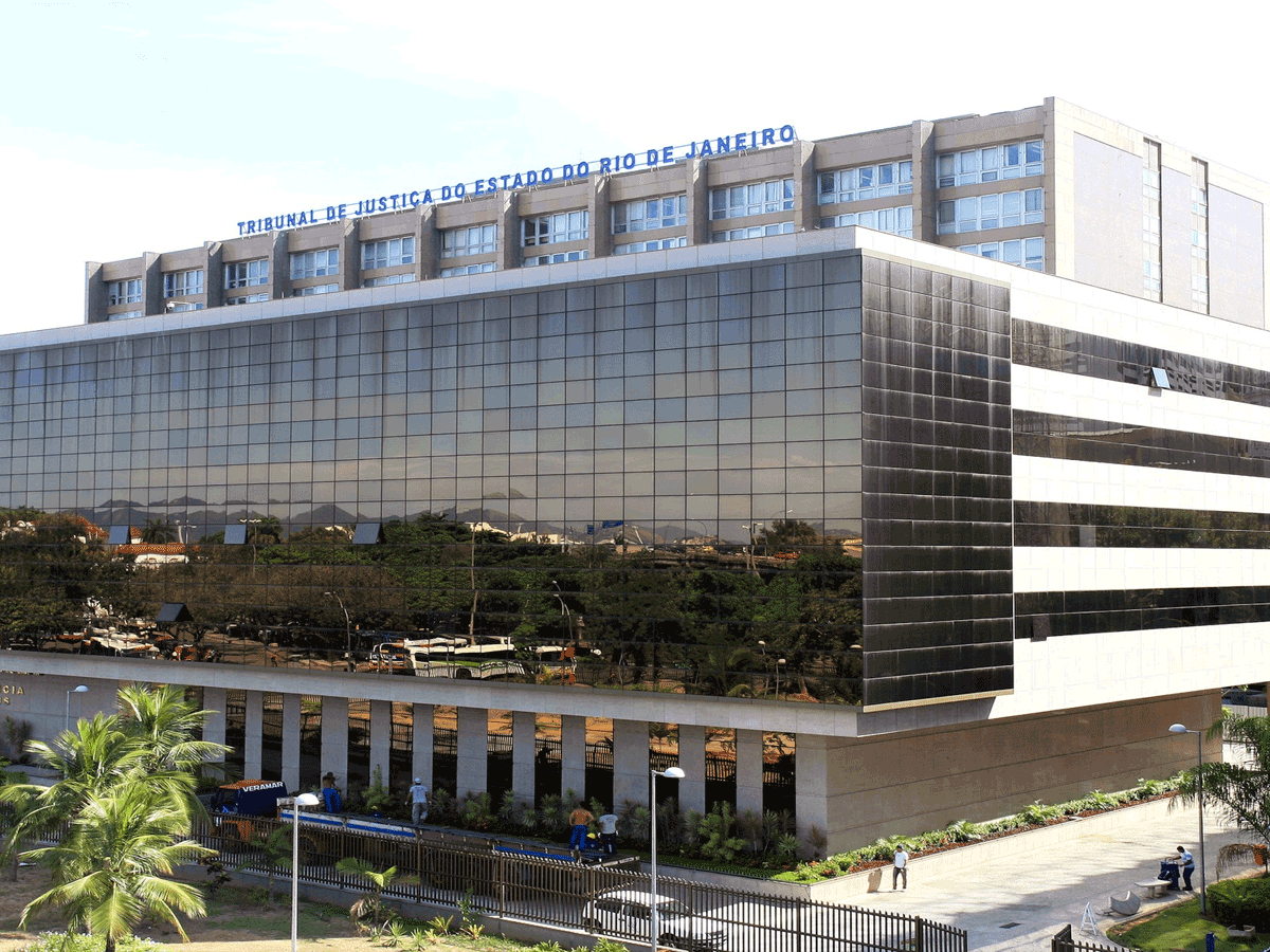 Juíza exige comprovante de vacinação contra Covid-19 para audiência presencial