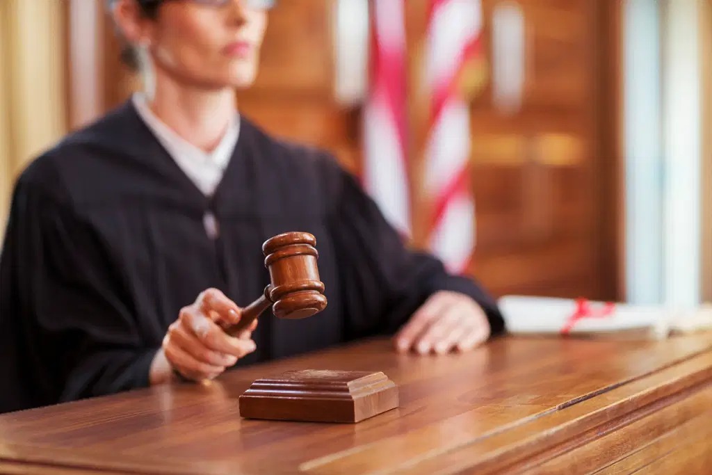 Com base na Lei Mariana Ferrer, juíza veta menção a documento em júri