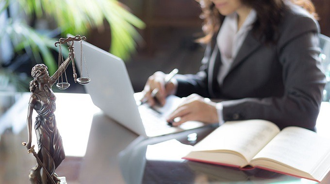 Advogado associado não possui vínculo empregatício, decide TRT-10