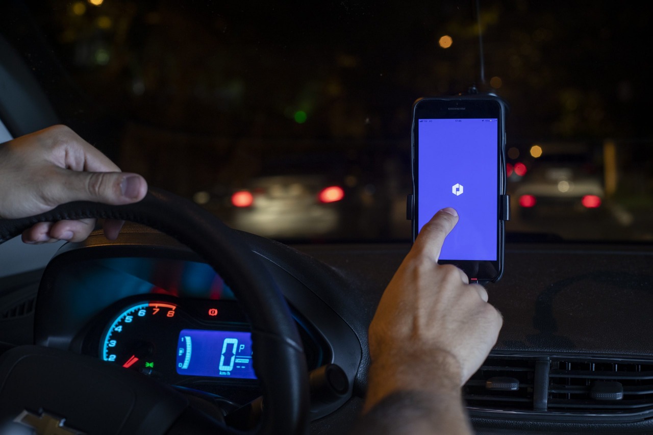 Uber deve restituir valor pago a mais por engano via Pix e indenizar passageira