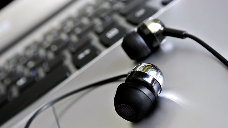 Homem deverá indenizar mulher que teve conversas em áudio vazadas