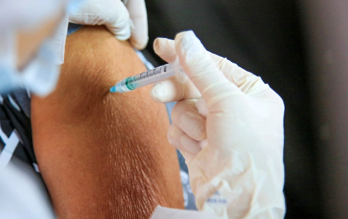 Idoso pode tomar 3ª dose de vacina contra Covid, decide juiz