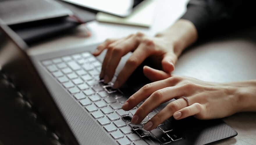 Empresa divulga celular de empregada em seu site e é condenada com base na LGPD