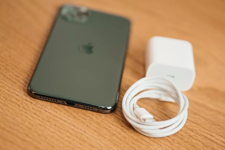 Empresa pode demitir por justa causa trabalhador que furtou carregador de celular