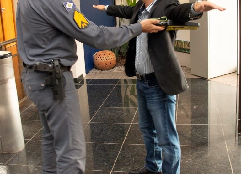 Dispensa de detector de metais para usuários de próteses passa em comissão do Senado