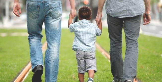 Juiz autoriza adoção de criança após comprovação de abandono pela mãe biológica