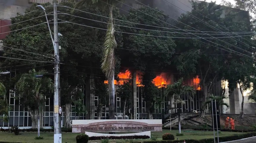 Incêndio atinge sede do Tribunal de Justiça do Ceará