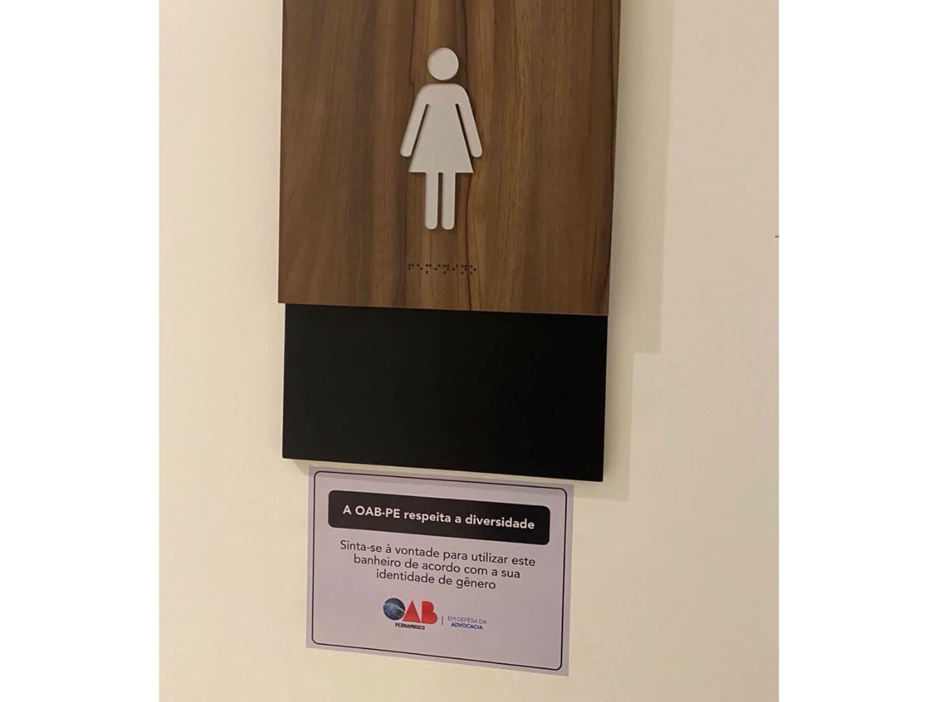 O QUE VOCÊ ACHA? Advogados pedem o fim da 'ideologia de gênero' em banheiros da OAB-PE