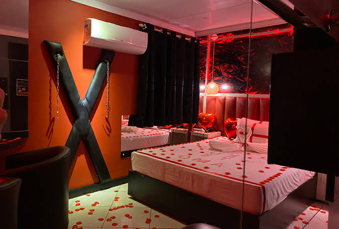 "Motel é local para afagos e carinho e não agressão", diz juiz ao decretar prisão de homem