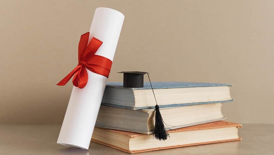 Homem é condenado por usar diploma universitário falso