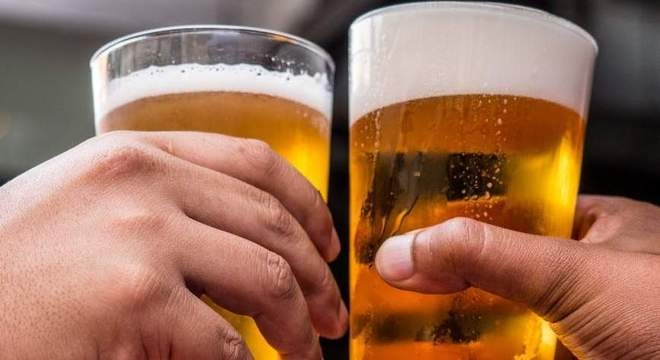 Condenação mantida: fornecimento de bebidas alcoólicas a menores de idade resulta em crime, decide tribunal
