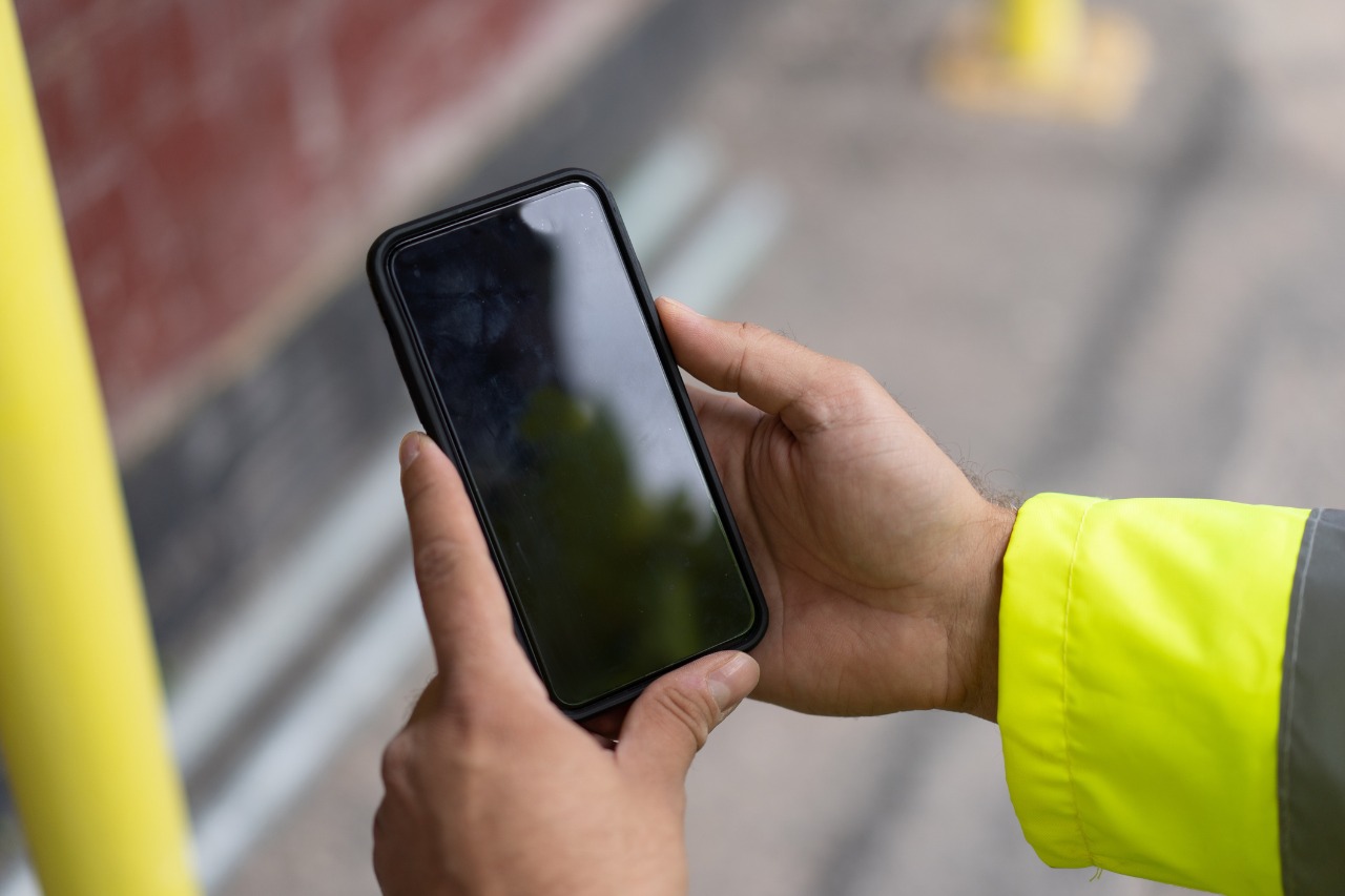 Consumidor deve ser indenizado após ser cobrado indevidamente por seguro telefônico