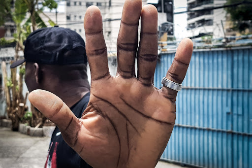 Diretora é investigada por racismo contra funcionários: “Negra imunda”