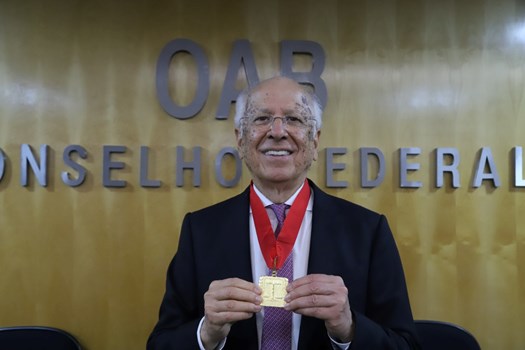 Nabor Bulhões recebe a Medalha Rui Barbosa em comemoração aos 90 anos da OAB