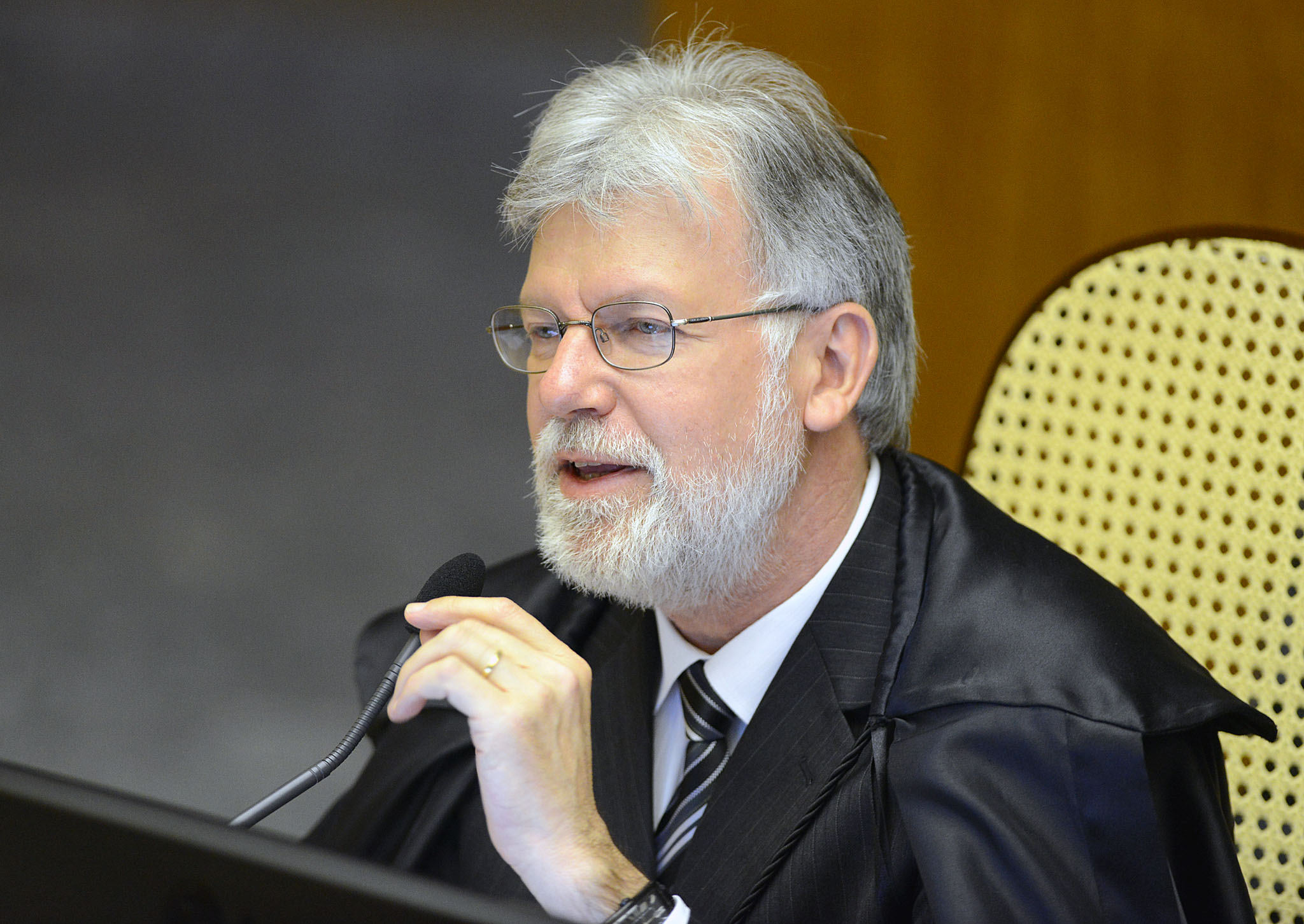 Suspensão não impede servidor público de assumir novos cargos, decide STJ