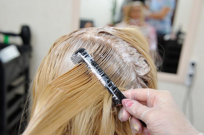 Modelo de cabelo sofre danos capilares em concurso de beleza e é indenizada por danos morais