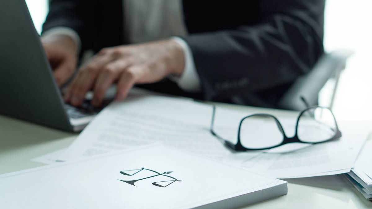 Em ação da OAB-RJ, juíza manda associação e consultoria parar de praticar atos privativos da advocacia