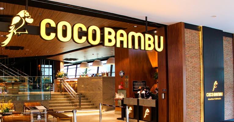 Justiça condena Coco Bambu a indenizar mãe de criança com autismo que foi constrangida em restaurante da rede