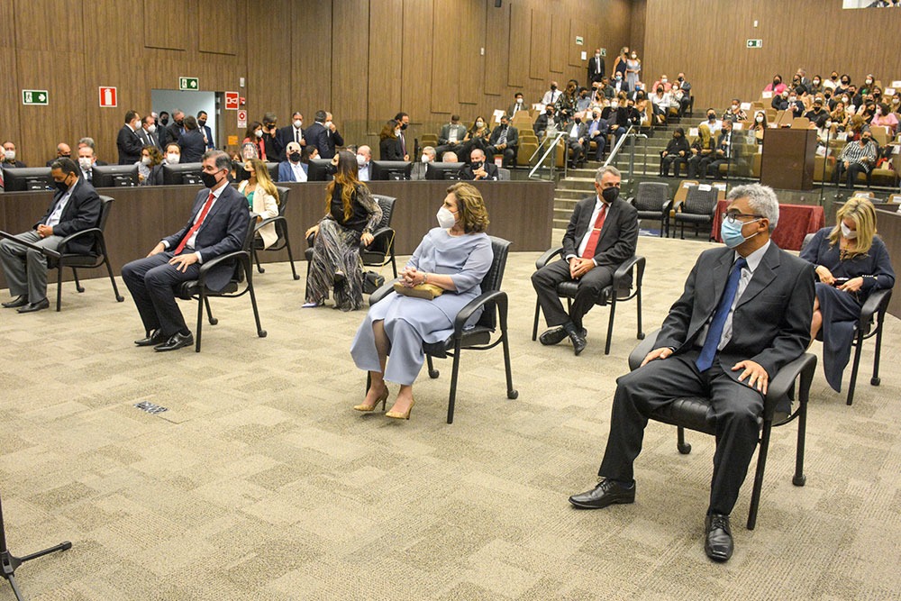 TJ-MG empossa oito desembargadores