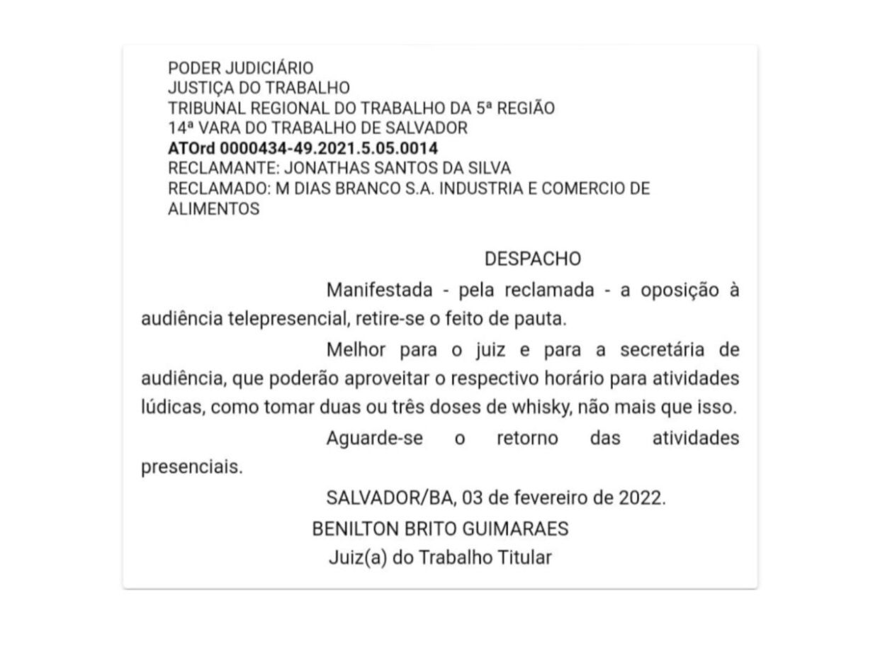 "Tomar duas ou três doses de whisky", sugere juiz em despacho para ele e secretária após adiamento de audiência