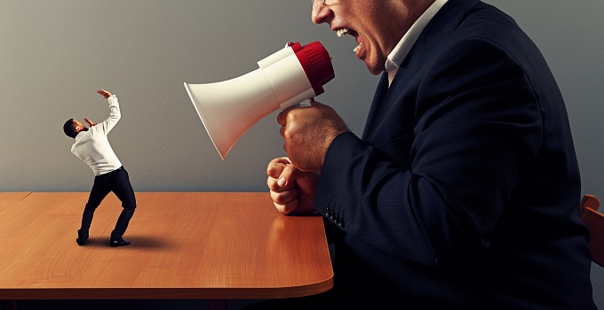 Atendente chamado de “ofensor” por não cumprir metas deverá ser indenizado