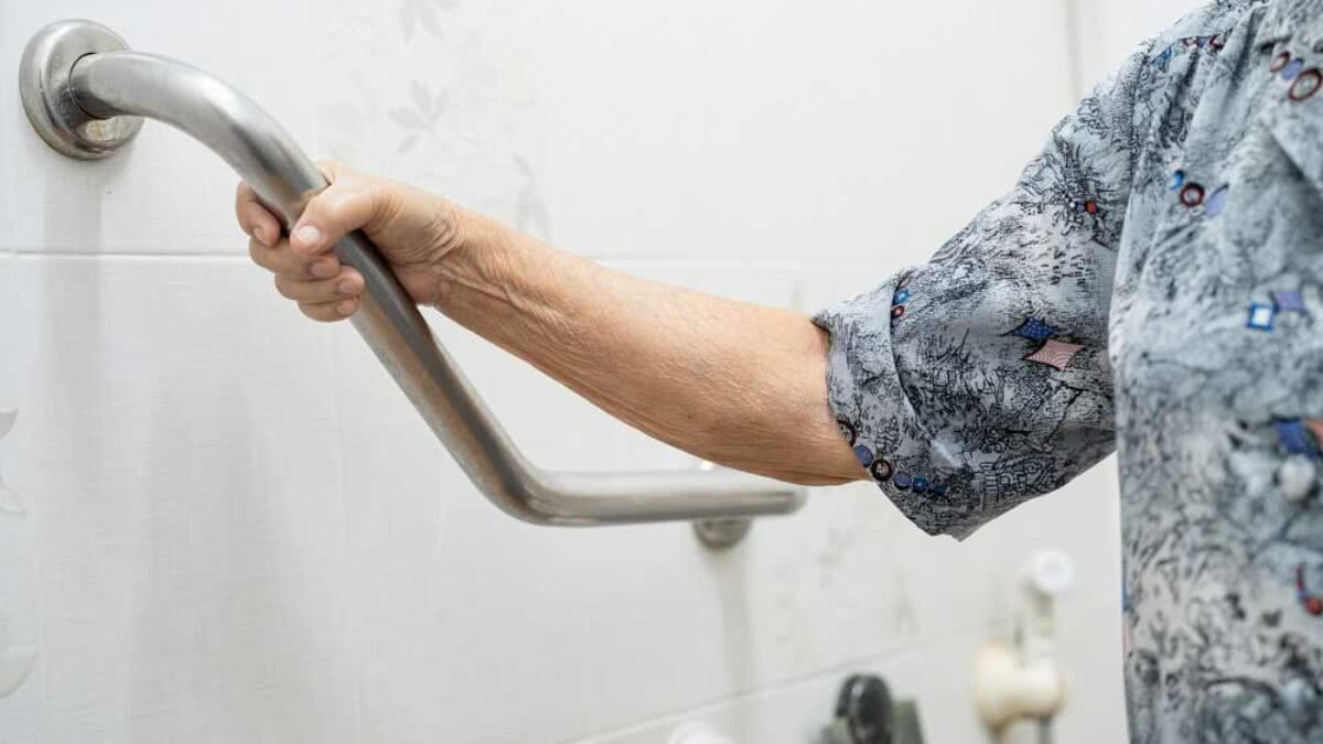 Shopping é condenado a indenizar cadeirante que caiu em banheiro após vaso sanitário virar