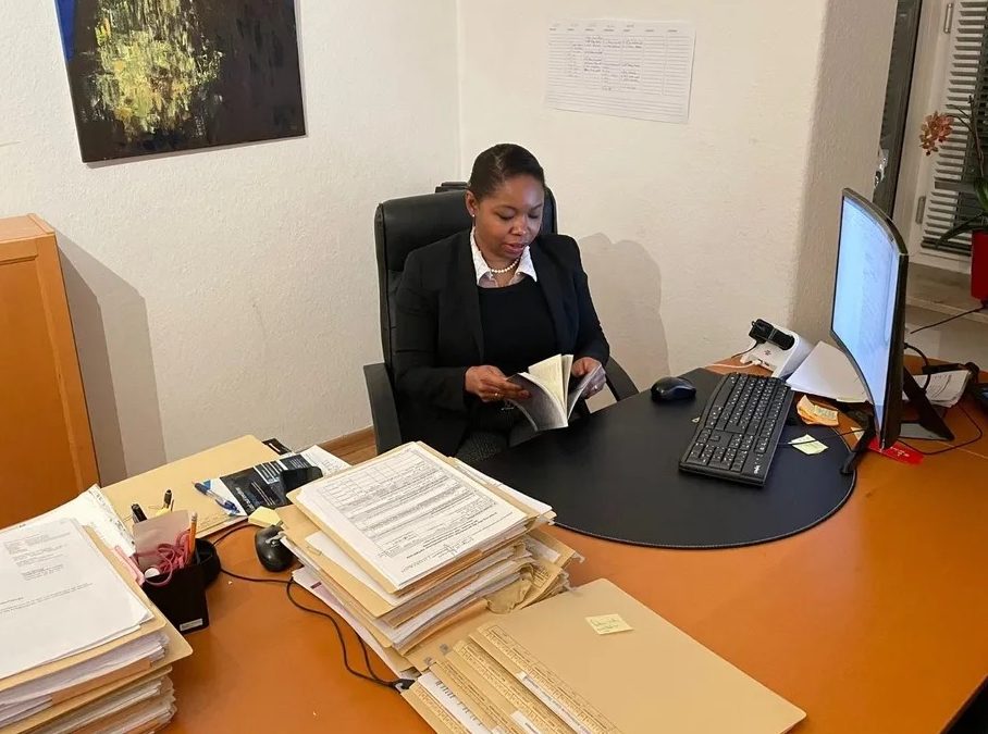 Criada no subúrbio do RJ, advogada luta pelos direitos dos imigrantes na Alemanha