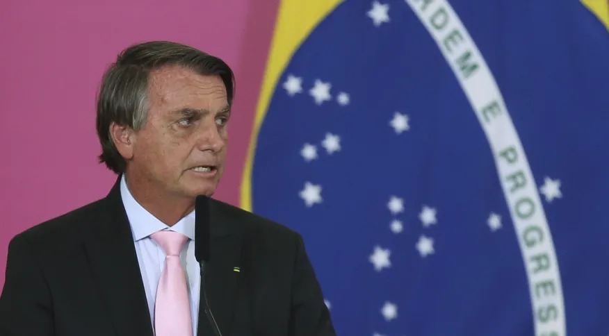 Bolsonaro sanciona lei que prevê retorno de grávidas ao trabalho presencial