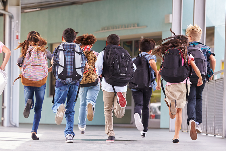 Município não pode impedir alunos sem condições de comprar fardamento de entrar em escolas