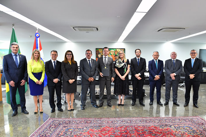 Presidente do STJ e do CJF entrega minuta de lei para regulamentar a Convenção de Haia no Brasil ao ministro da Justiça