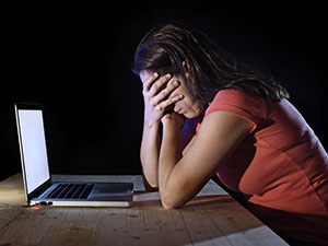 Mulher que teve conta em plataforma digital invadida deve ser indenizada