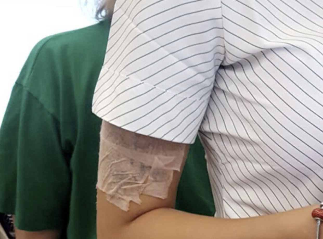 “ATENDENTE MÚMIA”: Juíza condena empresa a pagar R$ 14 mil por obrigar trabalhadora a cobrir tatuagem