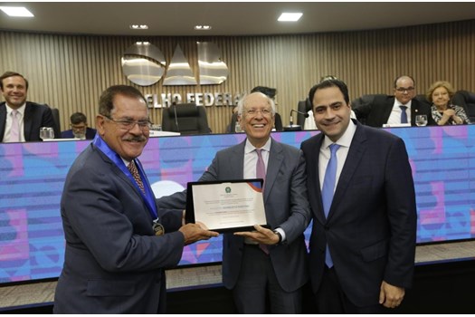 Presidente do STJ é condecorado pela OAB Nacional com a Medalha Raymundo Faoro 