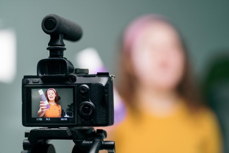 Vendedora pressionada a gravar anúncios deve ser indenizada