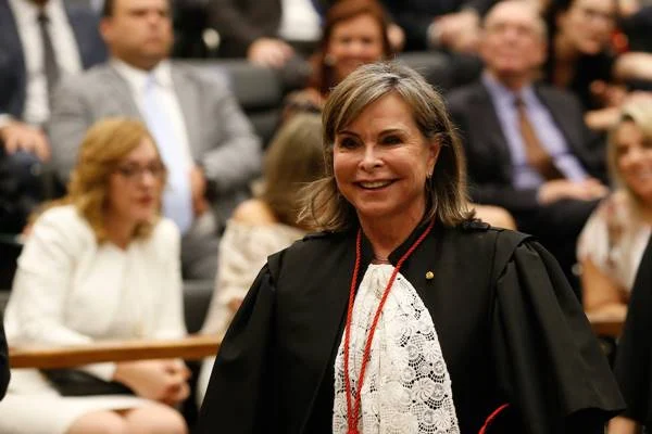 Esposa de Marco Aurélio, desembargadora Sandra De Santis se aposenta após 35 anos no TJ-DFT