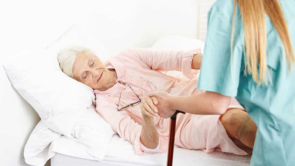 Cuidadora de idosos condenada por apropriação indevida após transferência de herança