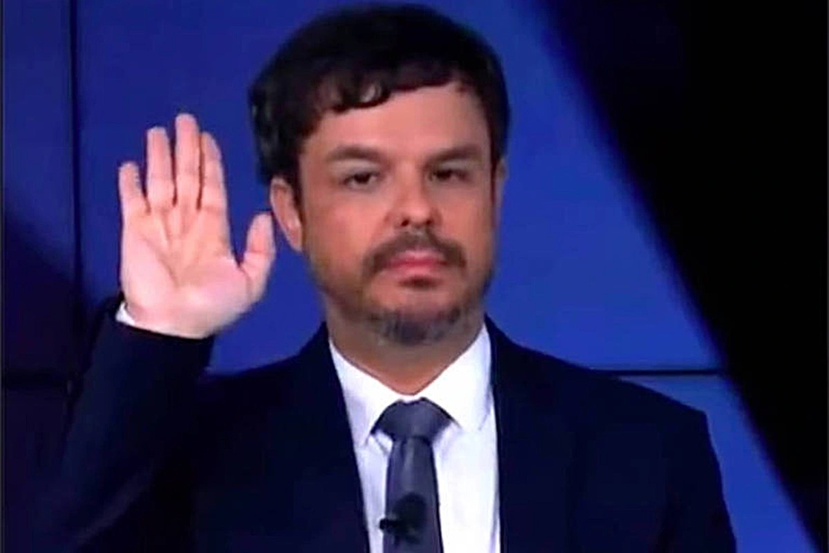 Ministério Público de SP denuncia Adrilles Jorge à Justiça por gesto nazista