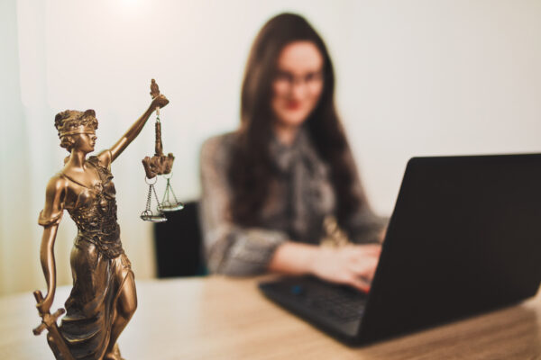 TJ-PB concede habeas corpus com medidas alternativas para mulher que se passou por advogada