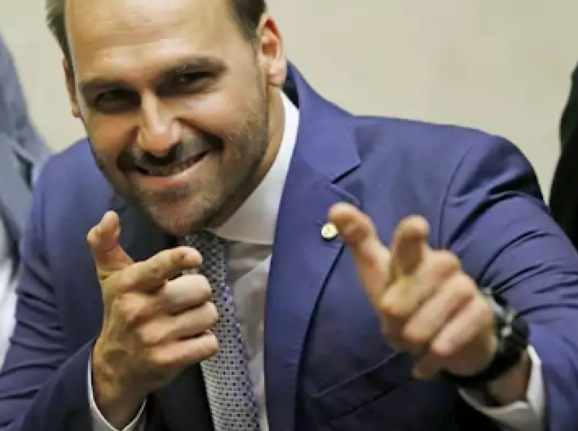 Justiça dá 5 dias para Eduardo Bolsonaro pagar multa de R$ 113 mil por não usar máscara na pandemia