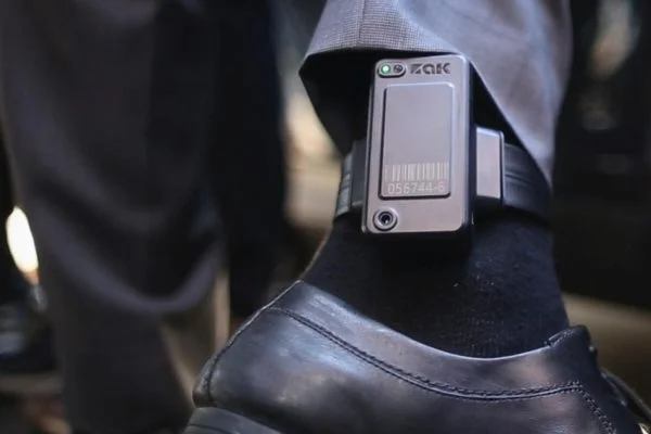 TJ-SC nega ampliar raio de tornozeleira para preso ir ao culto, pois “há opções online”