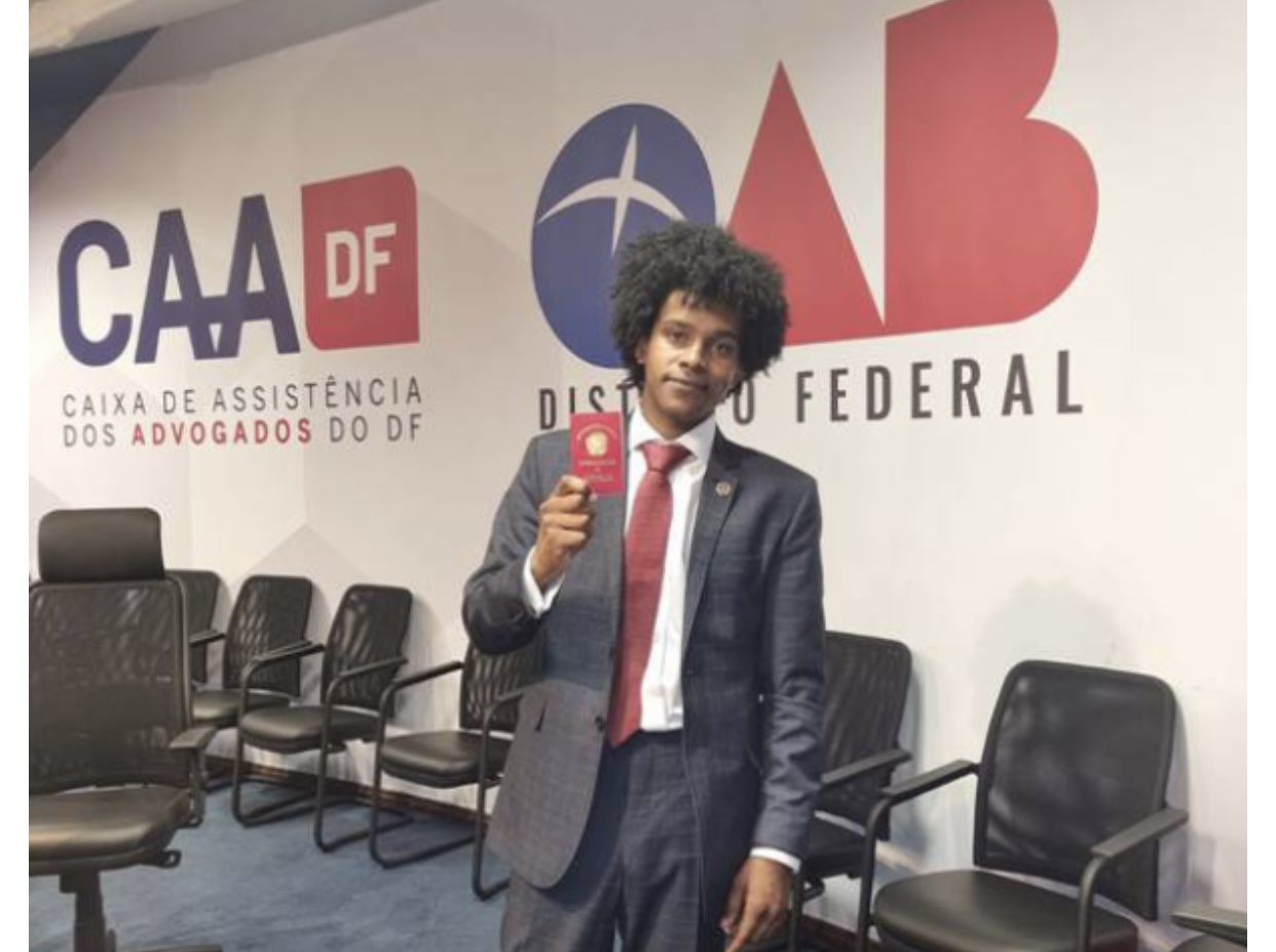 Ex-morador de rua do DF recebe carteira da OAB: “Realizei meu sonho”