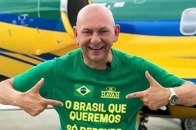 Juíza condena Havan a indenizar funcionária 'induzida' por Hang a votar em Bolsonaro
