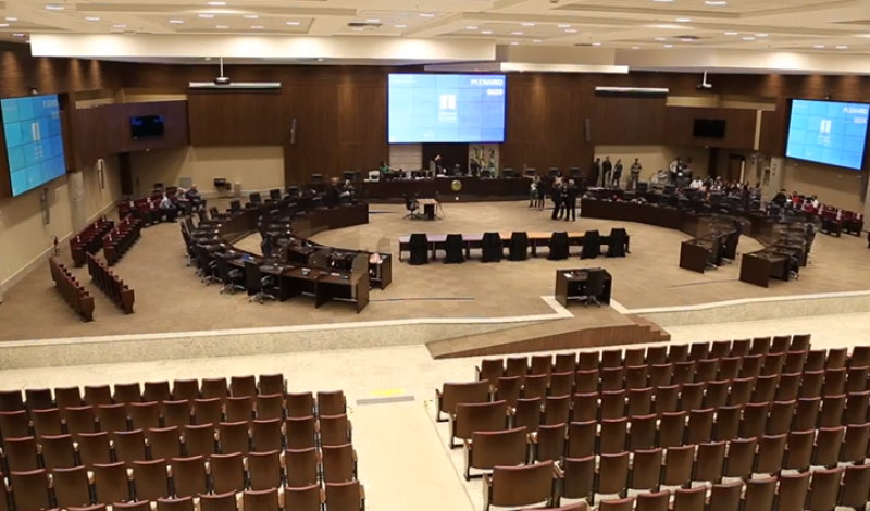 TÁ VIRANDO MODA: Advogados abandonam júri em Goiás e são multados em R$ 121 mil